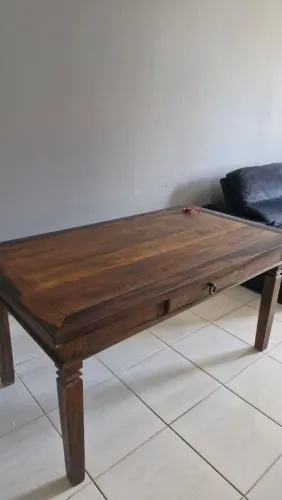 Mesa de madeira rústica de demolição