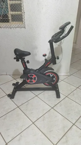 Vendo bicicleta ergométrica, vermelha e preta 600 reais ligar *