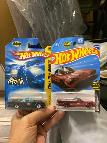 Hot wheels batmóvel 2 modelos