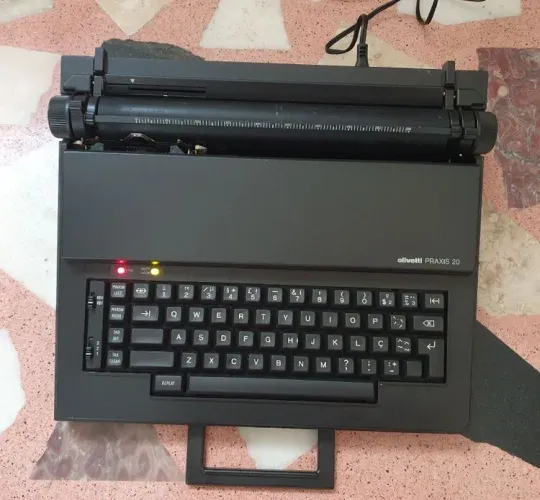 Máquina De Escrever Eletrônica Olivetti Praxis 20