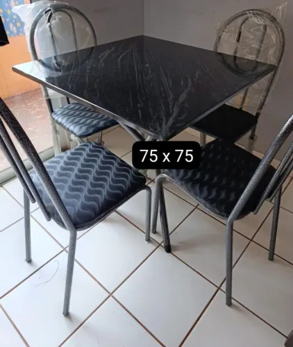 Mesas de jantar com quatro cadeiras