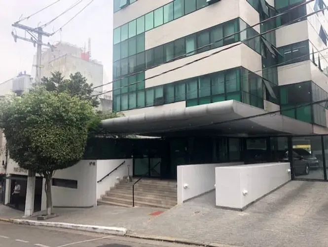 Sala comercial à venda, com 70m2 no total, 2 vagas de garagem, 2 banheiros, ótimo local, L