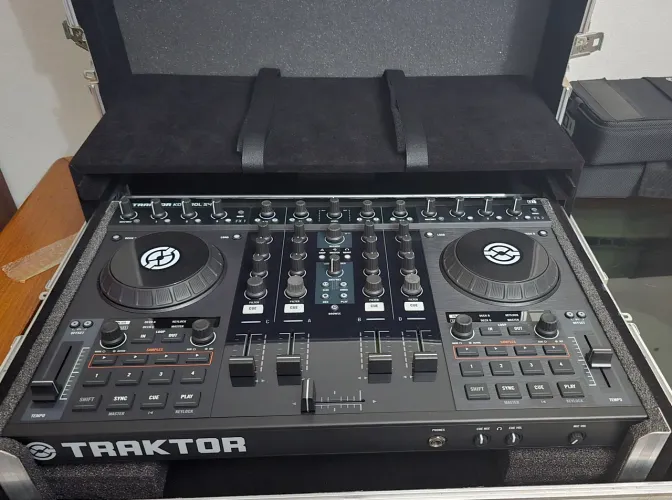 Controlador DJ Traktor Kontrol S4 Mk1