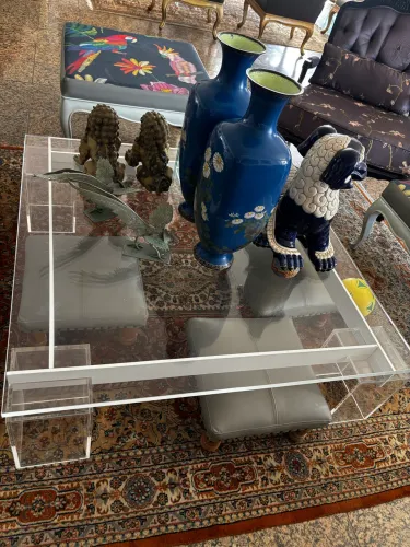 Mesa de centro em acrílico