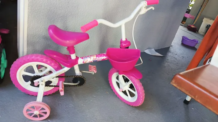 Vendo bicicleta infantil aro 12 cor rosa.