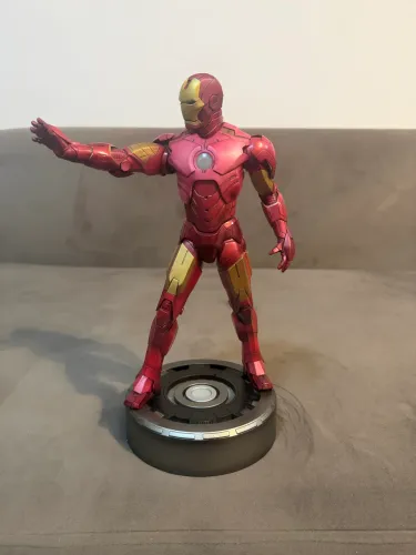 Iron Man (Homem de Ferro) - Miniatura Articulada com Base LED