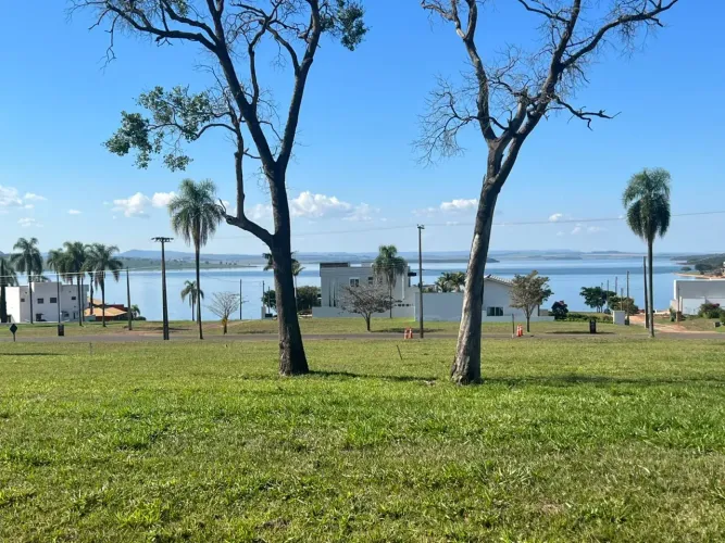 Terreno Plano , próximo clube marina ,vista espetacular da represa.