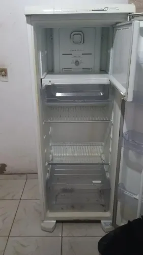 Vendo uma geladeira semi nova tudo ok
