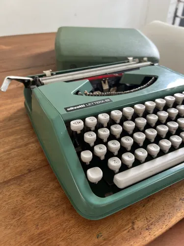 Máquina de Escrever Olivetti Lettera 82 Portátil Original com Maleta
