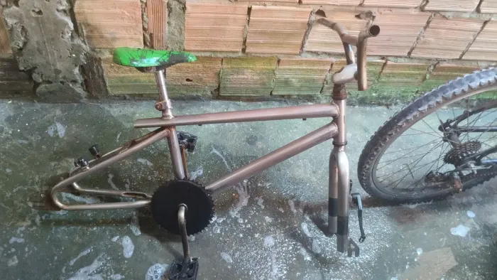 Vendo esse quadro de bicicleta mini croos semi nova faltando apenas os pneus e freios 