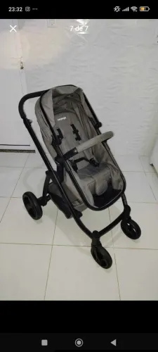 Carrinho de bebê com bebê conforto 