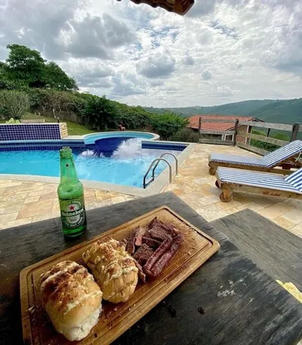 Casa com 06 quartos em Gravatá 