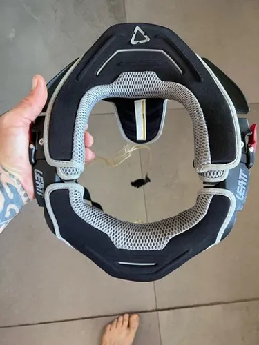 Leath brace novinho