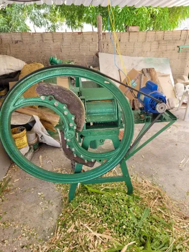 MAQUINA DE CORTA CAPIM MARUNBI 