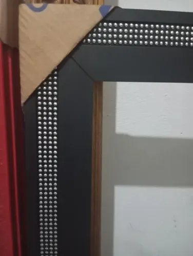 moldura preta com detalhes na cor prata luxo
