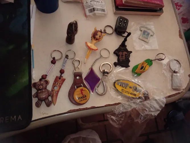Lote com 12 chaveiros sortidos antigos