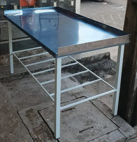 Mesa de aço inox com estrutura de ferro
