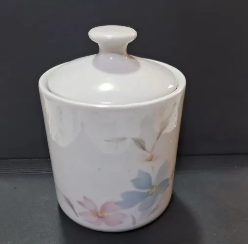 Açucareiro Pozzani com linda e delicada policromia floral. Raro.