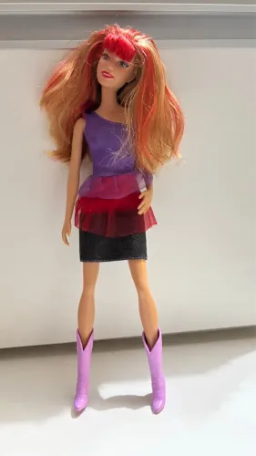Barbie Rock'n Royals Amigas Básicas Courtney - Mattel