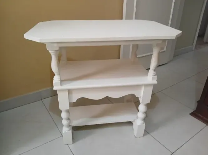 Mesa branca de sala ou quarto