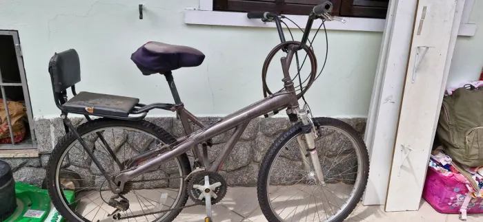 Bicicleta Caloi aro 26 toda reformada. Pneus novos. Capa pro banco e cadeado ifood entrega