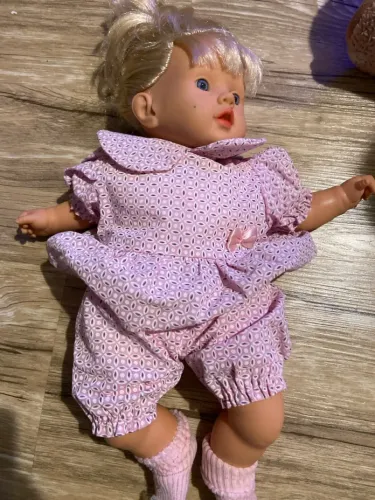 Boneca de bebê loira com roupinha rosa