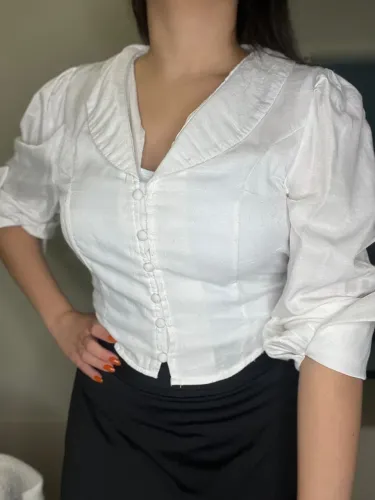 Blusa branca elegante com mangas bufantes P