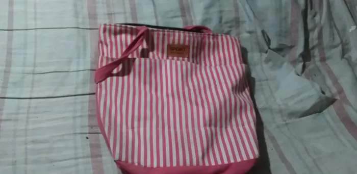 Bolsa Listrada Rosa e Branca - Prática e Estilosa!
