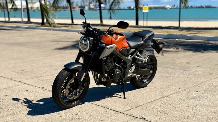 Honda CB 650R 2024 - Moto nova ainda na garantia, apenas 600Km.