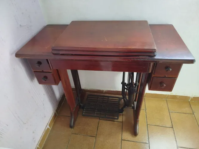 Maquina de Costura Antiga