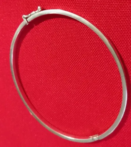 Bracelete de Prata Polida Com Fecho de Segurança