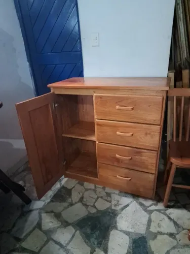 Cômoda feita inteiramente de madeira maciça