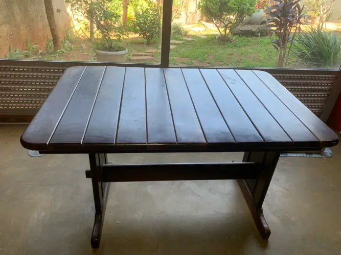 Mesa de madeira maciça, imbuia.