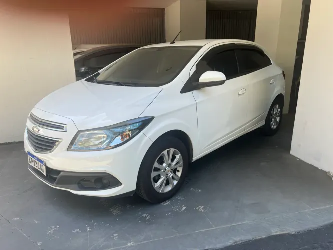 Chevrolet Onix Hatch Lollapalooza 1.0 8V Flex Power Mec. 4P 2014