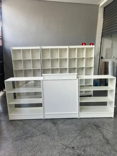 BALCÃO CAIXA+ BALCÕES VITRINES + COLMEIAS Conjunto de prateleiras e balcão para loja