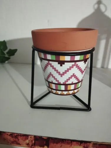 Lindo vaso pintura inspiração indígena com suporte de metal