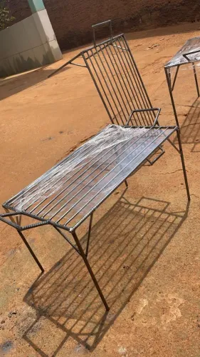 Churrasqueira feita com vergalhão muito resistente e prática de ser usada