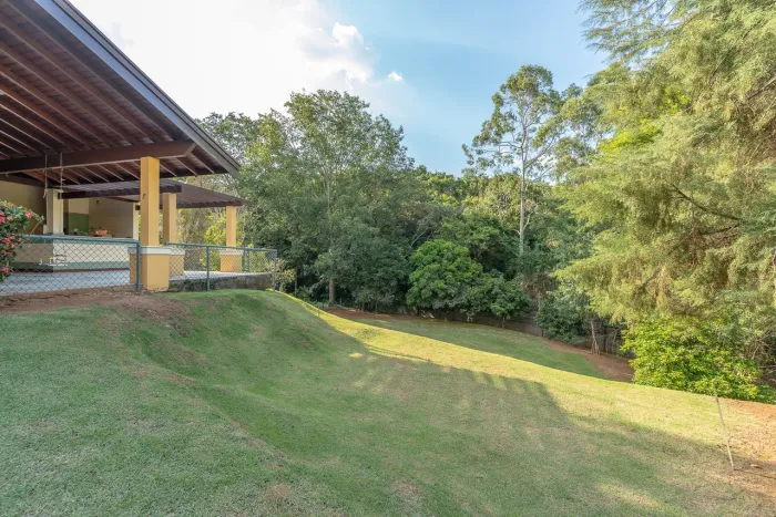 Casa com quintal gramado à venda em condomínio fechado Vale das Nascentes, bairro Gramado,
