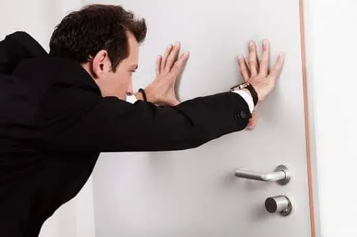 Instalação e manutenção em portas de madeira 