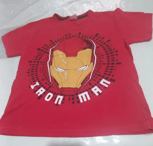 Uma camiseta infantil tamanho 8 usada