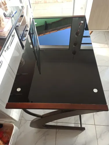 Mesa de vidro pés de madeira - novinha!!!