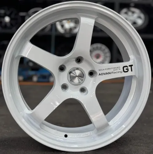 rodas Advan GT Branca aro 18