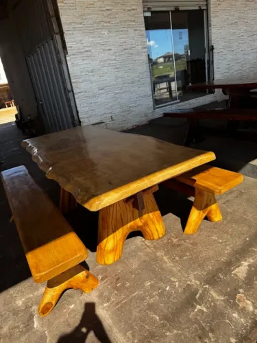 Mesas Rusticas de madeira artesanais com 2 bancos