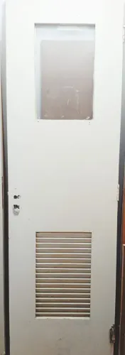 Porta de madeira pura, com vidro de visualização e abertura de ventilação