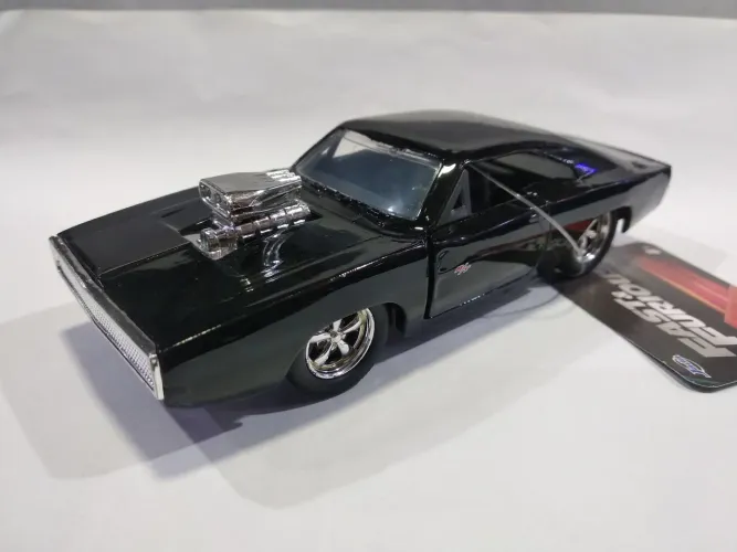 Carrinho miniatura - dom & dodge charger r/t 1:32 Velozes e furiosos - jada toys 1:32