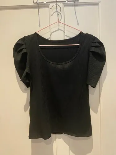 Blusa preta com mangas bufantes