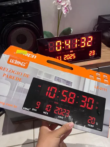 Relógio digital de parede Lelong hora, data, temperatura e dia da semana.