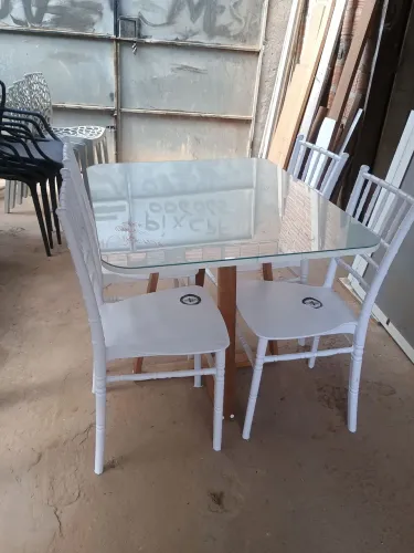 Mesa linda com vidro quadrado