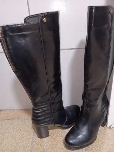 Botas Femininas Clássicas de Couro Preto