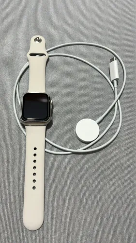 Apple Watch SE, GPS, 40mm | cor estelar | pulseira esportiva estelar P/M